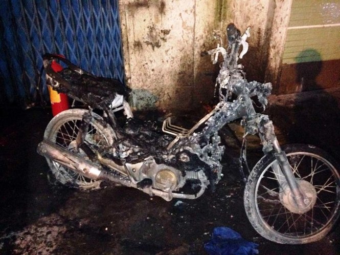 Chay nha 4 tang o Sai Gon, giai cuu 6 nguoi trong nha hinh anh