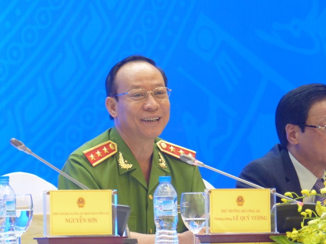 Thượng tướng Lê Quý Vương cại cuộc họp báo.