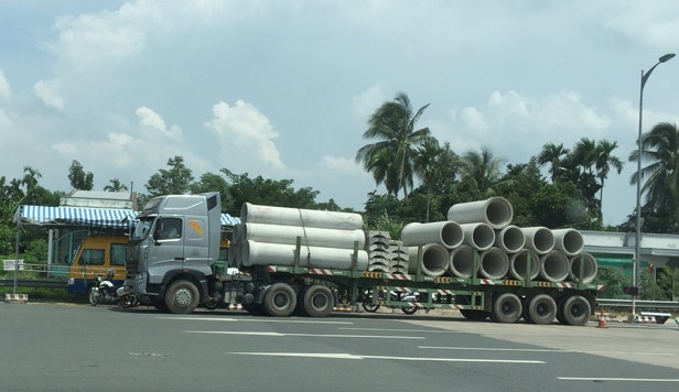 CSGT phat xe cho ong cong 'lam xiec' tren quoc lo hinh anh