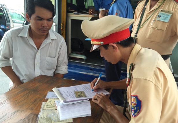Tài xế Võ Hoài Linh bị CSGT lập biên bản vi phạm hành chính. Lực lượng tại đây yêu cầu chằng buộc dây xích rồi mới cho di chuyển.