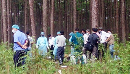 Di chan de, thay 2 chan nguoi phan huy nho len mat dat hinh anh