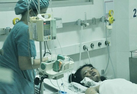 Be gai bi me tuoi xang dot nhiem trung huyet nang hinh anh