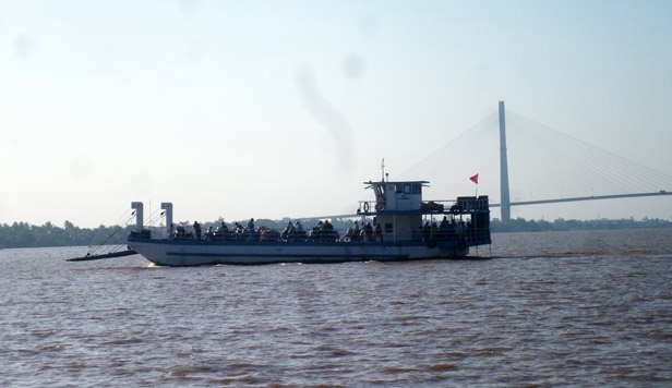 Cầu Cần Thơ xây xong rất thuận lợi đi lại, vậy nhưng những chuyến đò cách cầu khoảng 5km vẫn hiện hữu mỗi ngày.