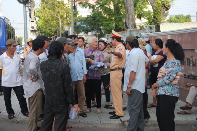 Dù lực lượng chức năng giải thích, thuyết phục chủ xe đưa xe vào các bãi đậu để tránh gây mất an toàn giao thông nhưng các xã viên nhất quyết không chịu.