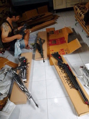 Hình ảnh quảng cáo bán súng trên mạng.