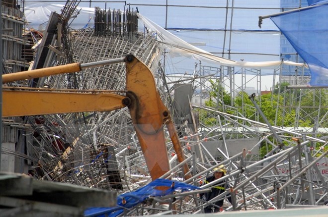 Sap gian giao tai truong hoc, 2 nguoi tu vong hinh anh