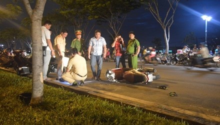 Nga xe may, hai thanh nien dap dau vao goc cay thuong vong hinh anh