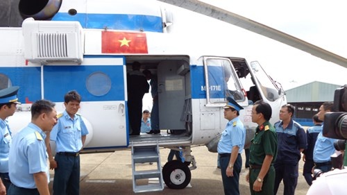 Đại tá phi công Bùi Đức Thành, Chính ủy Sư đoàn Không quân 370 và đại tá Dương Văn Thanh, Phó Chủ nhiệm chính trị Bệnh viện Quân y 175 (đứng thứ 1 và 2 bên phải) ra tận cầu thang trực thăng đón, thăm hỏi bệnh nhân.