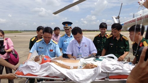 Bay cap cuu benh nhan chan thuong so nao tu Truong Sa hinh anh