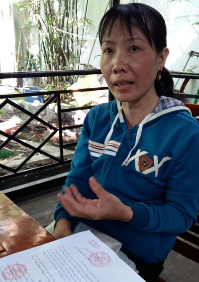 Chị Mai với quyết định sa thải của Công ty Công Lý sau khi nhặt được vàng.
