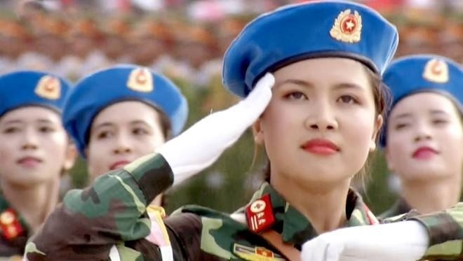 Nu quan y deo quan ham trung ta chi mang tinh tuong trung hinh anh