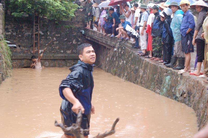 Quang Ninh lai ngap ung, mot phu nu bi hut xuong cong hinh anh