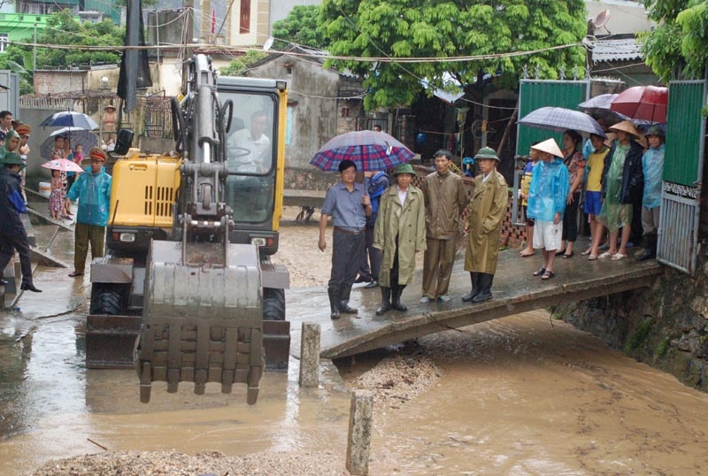 Mưa lớn làm ngập đường QL18 đoạn qua khu vực km6, phường Quang Hanh, TP Cẩm Phả khiến giao thông bị ùn tắc cục bộ. (Ảnh: báo Quảng Ninh).