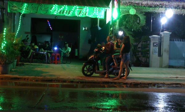 hố đèn đỏ ở Hóc Môn.