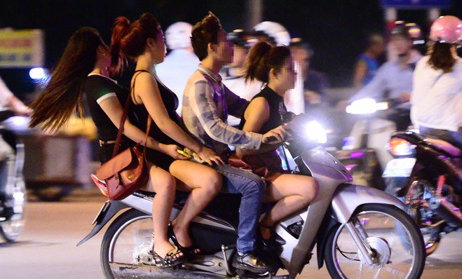 Xu ly hanh chinh 50 nguoi chuyen cho 'gai dich vu' hinh anh