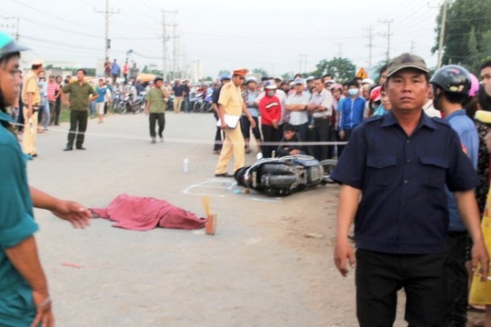 Ngay dau tien di lam, co gai 23 tuoi bi xe khach tong chet hinh anh