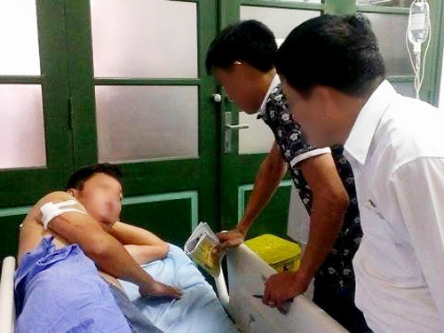 Ông Nguyễn Ng.Q. nhập viện với 8 vết thương trên người.