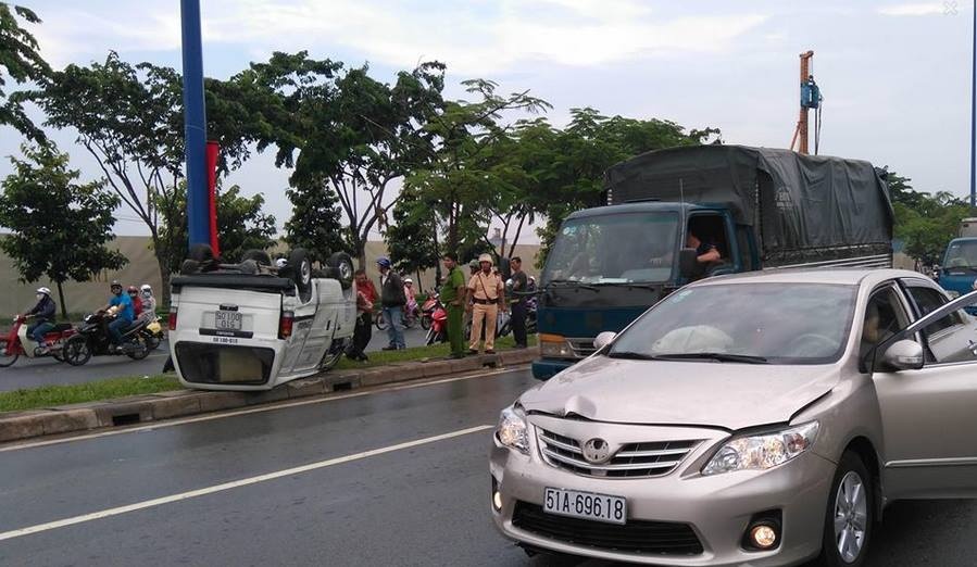 Oto bi tong lat ngua tren dai lo Mai Chi Tho hinh anh
