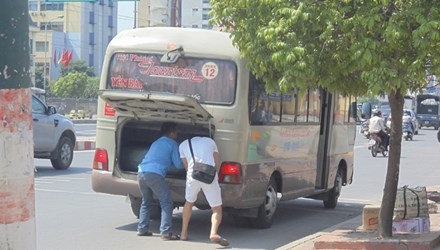 Tai xuat xe 'vua' bat khach duoi long duong hinh anh