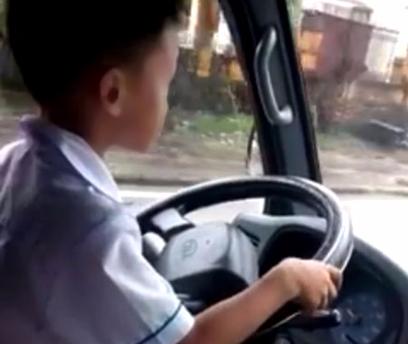 Clip be trai lop 1 lai oto tai bang qua duong hinh anh