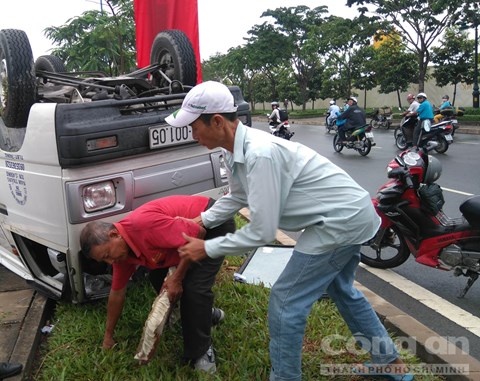 Người đi đường giúp đỡ ông Đức do ông bị thương ở vai.