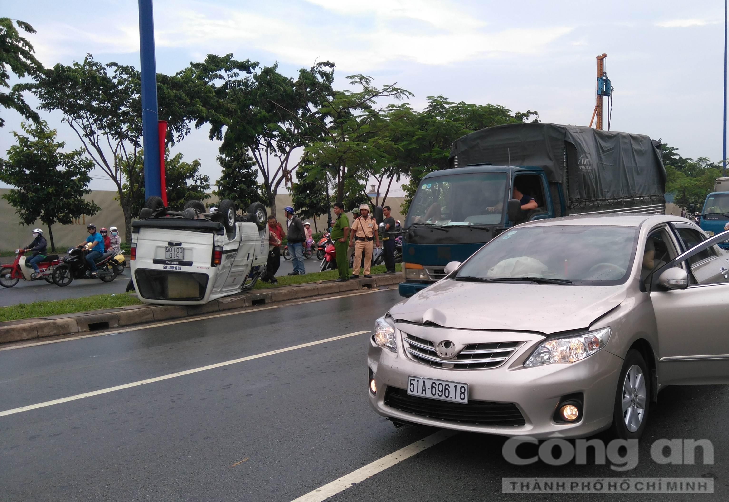 Chiếc xe của ông Đức lăn nhiều vòng, tông vào cột điện chổng vó.