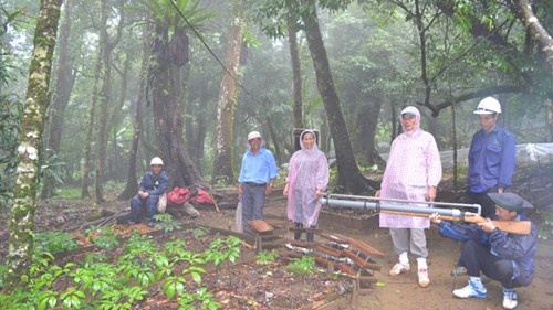 Cán bộ Công ty TNHH MTV Lâm nghiệp Đăk Tô đang giới thiệu súng đặc chủng diệt chuột sâm Ngọc Linh.