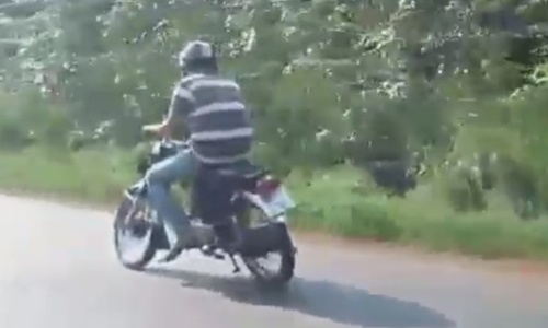 Nam thanh nien di xe may lech hai banh hinh anh