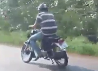 Thanh nien di xe may lech hai banh van bon bon tren duong hinh anh
