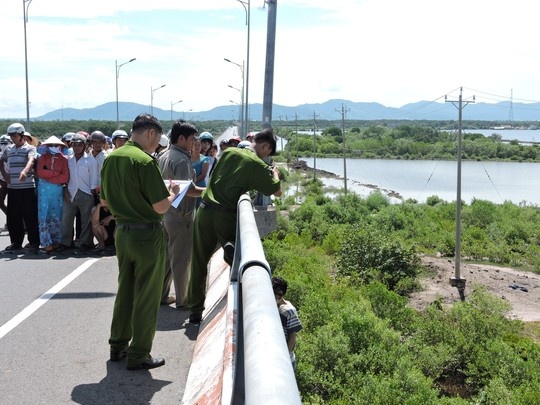 Nam thanh nien treo co chet duoi cau hinh anh