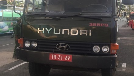 Bat hai xe tai dung bien so gia cua quan doi cho go hinh anh