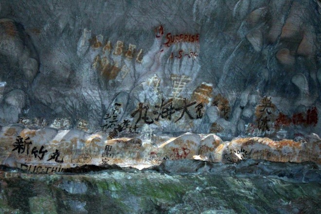 Các chữ Trung Quốc trong hang Đầu Gỗ. 