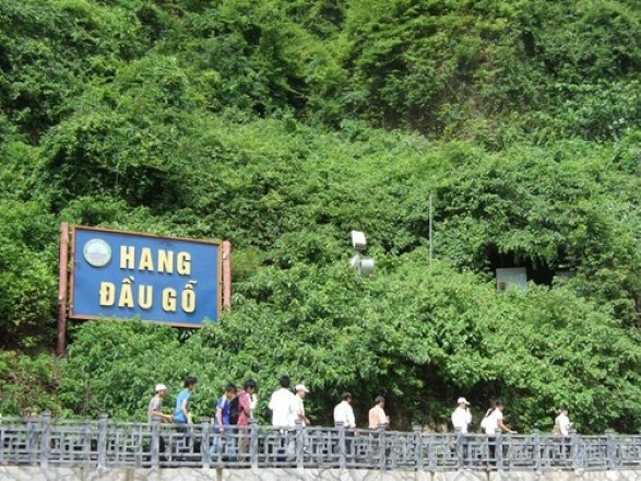  Lối vào hang Đầu Gỗ (vịnh Hạ Long).