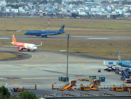 Xe thang lai dam may bay tai san bay Tan Son Nhat hinh anh