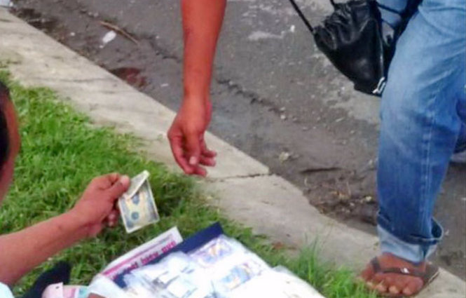 Ngang nhien thu tien 'bao ke' nguoi ban hang rong hinh anh