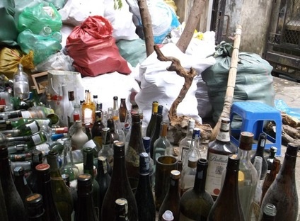 Chieu 'ho bien' vo chai ruou bo di thanh chai ruou gia hinh anh