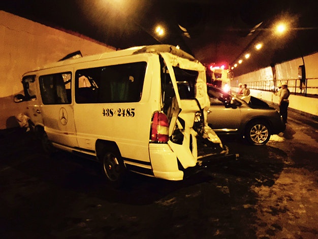 ​Hang loat xe tong nhau trong ham Hai Van hinh anh