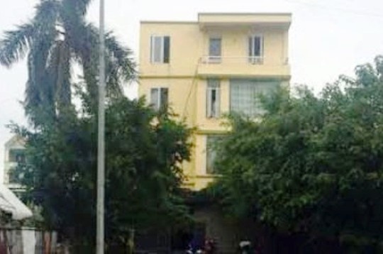 Nu sinh vien ngat lim ben thi the tre so sinh trong nha tam hinh anh