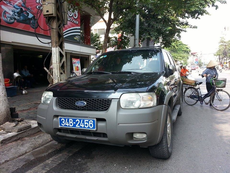 Chiếc xe biển xanh vi phạm. Ảnh: Hoàn Nguyễn.