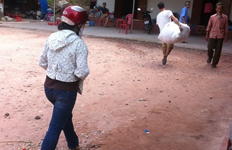 Chiều 14-9, khi công an ra về, vẫn có người đến nhà bà Phú xin chữa bệnh dù cơ sở đã đóng cửa.