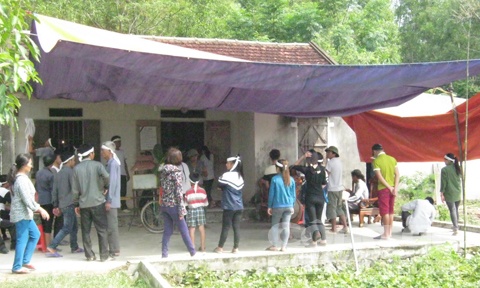 Gia đình làm lễ mai táng cho nạn nhân Hương.