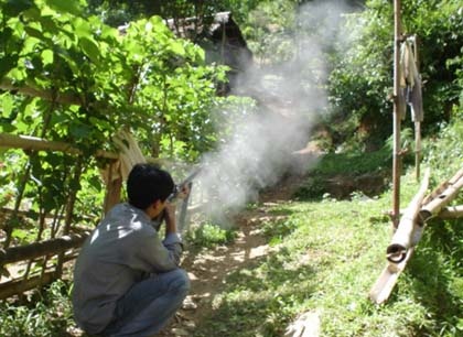 Dung sung kip tan cong de gio tro doi bai voi be gai hinh anh