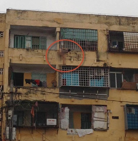 Nam thanh niên đang làm “xiếc” ở tầng 5 khu tập thể 5 tầng, phường An Dương, Q. Lê Chân, TP. Hải Phòng.