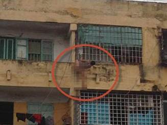 Nam thanh nien ‘tran nhu nhong’ nhay tu tang 5 xuong dat hinh anh