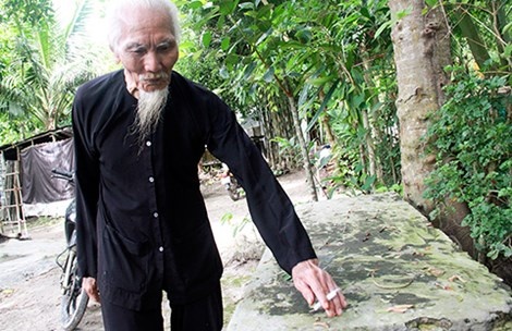 Phiến đá lớn được người đời đồn đoán là cửa kho báu hiện đang được ông Cồ dựng làm ghế hóng mát.