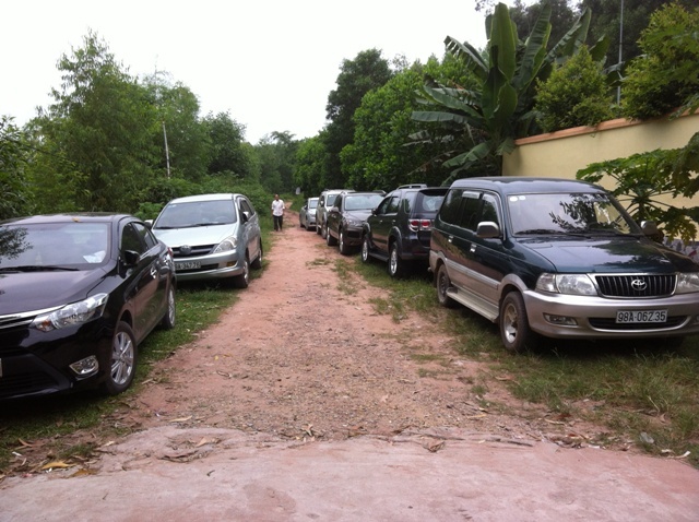 Ô tô xếp hàng dài chờ vào khám bệnh.