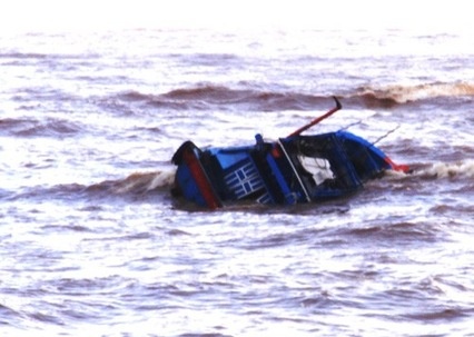 Chim nhieu tau ca tren bien Tay Nam, 4 nguoi mat tich hinh anh