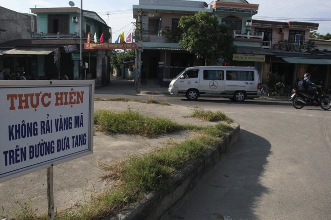 Phat tien neu rai vang ma tren duong hinh anh