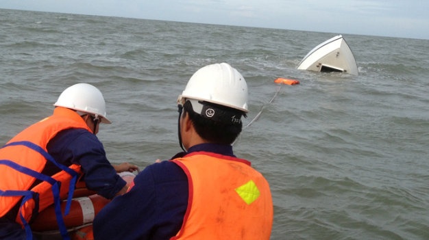 Tim thay 4 nguoi tren tau ca bi chim o gan Con Dao hinh anh