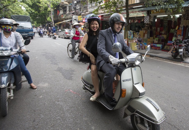 Đại sứ Poirier và nhân viên của sứ quán Pháp đến ngõ Đồng Xuân trên chiếc Vespa cũ.